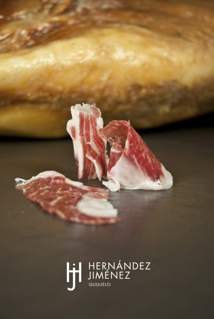 Dünn geschnittene Iberico Schinken Scheiben mit feiner Fettmarmorierung